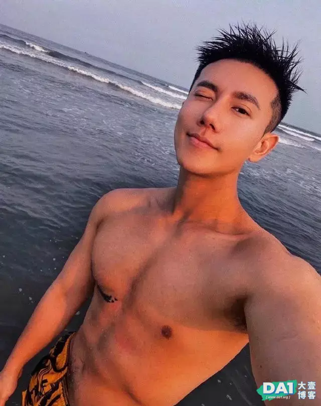 高鼻梁寸头小狼狗,这搓衣板腹肌也太迷人了,晒黑之后更有魅力! 高鼻梁寸头小狼狗,这搓衣板腹肌也太迷人了,晒黑之后更有魅力!