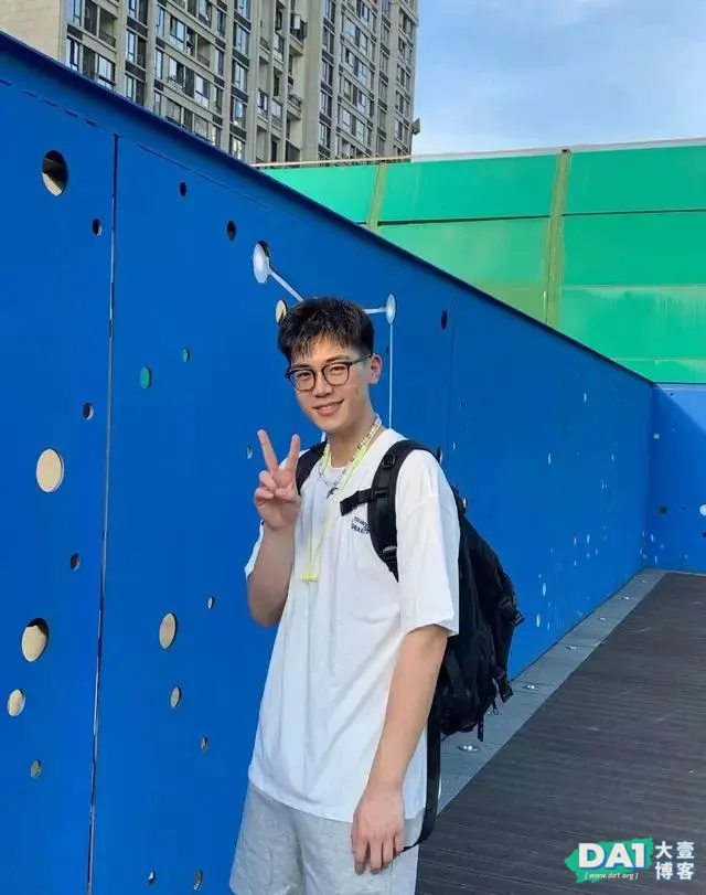 刘昊然胡歌的结合体!甜甜的笑,让我掉进这个00后男孩的酒窝里了 刘昊然胡歌的结合体!甜甜的笑,让我掉进这个00后男孩的酒窝里了