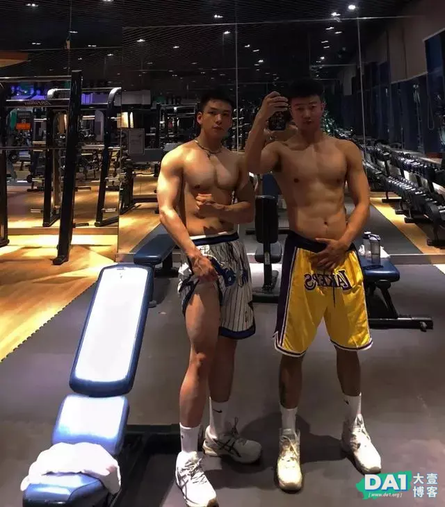 六块腹肌00后体育生私教,宽肩窄腰八块腹肌,你要做他的健身CP吗 六块腹肌00后体育生私教,宽肩窄腰八块腹肌,你要做他的健身CP吗