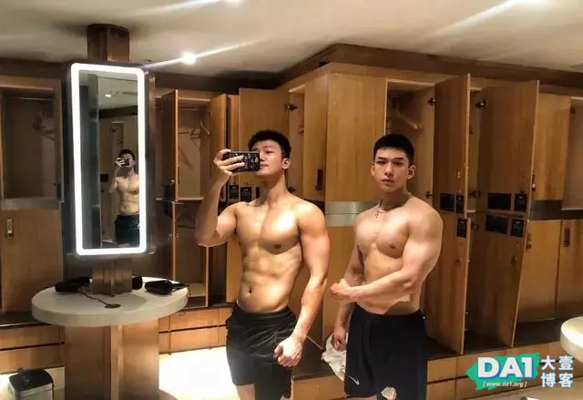 六块腹肌00后体育生私教,宽肩窄腰八块腹肌,你要做他的健身CP吗 六块腹肌00后体育生私教,宽肩窄腰八块腹肌,你要做他的健身CP吗