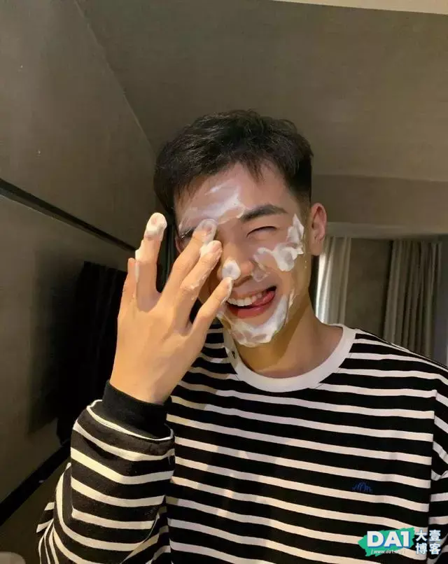 刘昊然胡歌的结合体!甜甜的笑,让我掉进这个00后男孩的酒窝里了 刘昊然胡歌的结合体!甜甜的笑,让我掉进这个00后男孩的酒窝里了