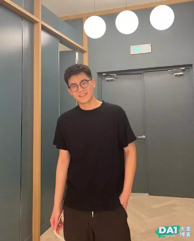 刘昊然胡歌的结合体!甜甜的笑,让我掉进这个00后男孩的酒窝里了 刘昊然胡歌的结合体!甜甜的笑,让我掉进这个00后男孩的酒窝里了