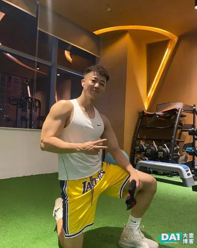 六块腹肌00后体育生私教,宽肩窄腰八块腹肌,你要做他的健身CP吗 六块腹肌00后体育生私教,宽肩窄腰八块腹肌,你要做他的健身CP吗