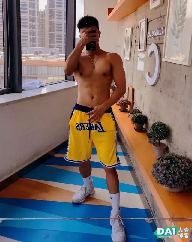 六块腹肌00后体育生私教,宽肩窄腰八块腹肌,你要做他的健身CP吗 六块腹肌00后体育生私教,宽肩窄腰八块腹肌,你要做他的健身CP吗