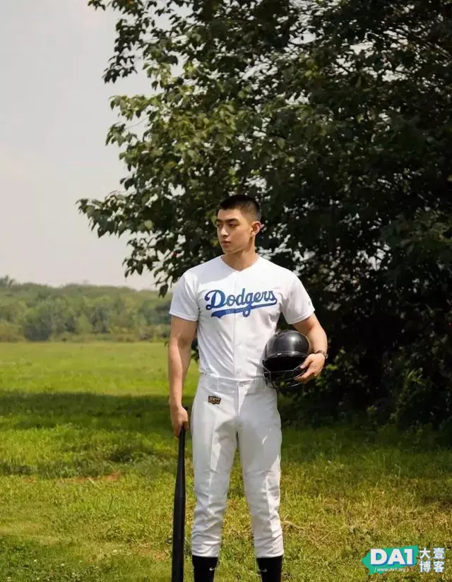 青春帅气的网红帅哥棒球硬照,白净的气质,给人一种暖暖的阳光感 青春帅气的网红帅哥棒球硬照,白净的气质,给人一种暖暖的阳光感