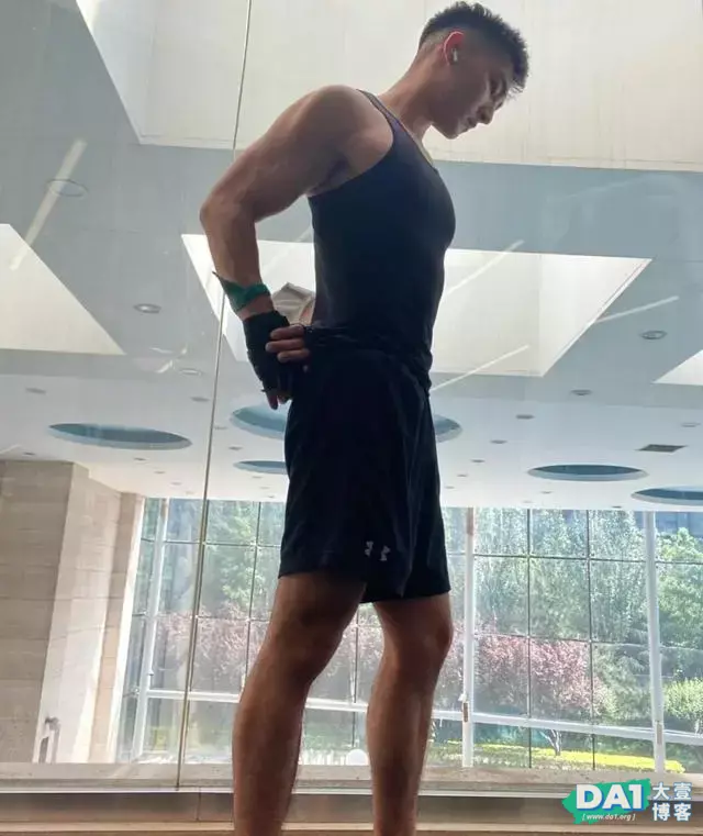 英俊硬朗的健身小奶狗,自拍臭美瞬间,这身材和颜值,男友力爆棚 英俊硬朗的健身小奶狗,自拍臭美瞬间,这身材和颜值,男友力爆棚