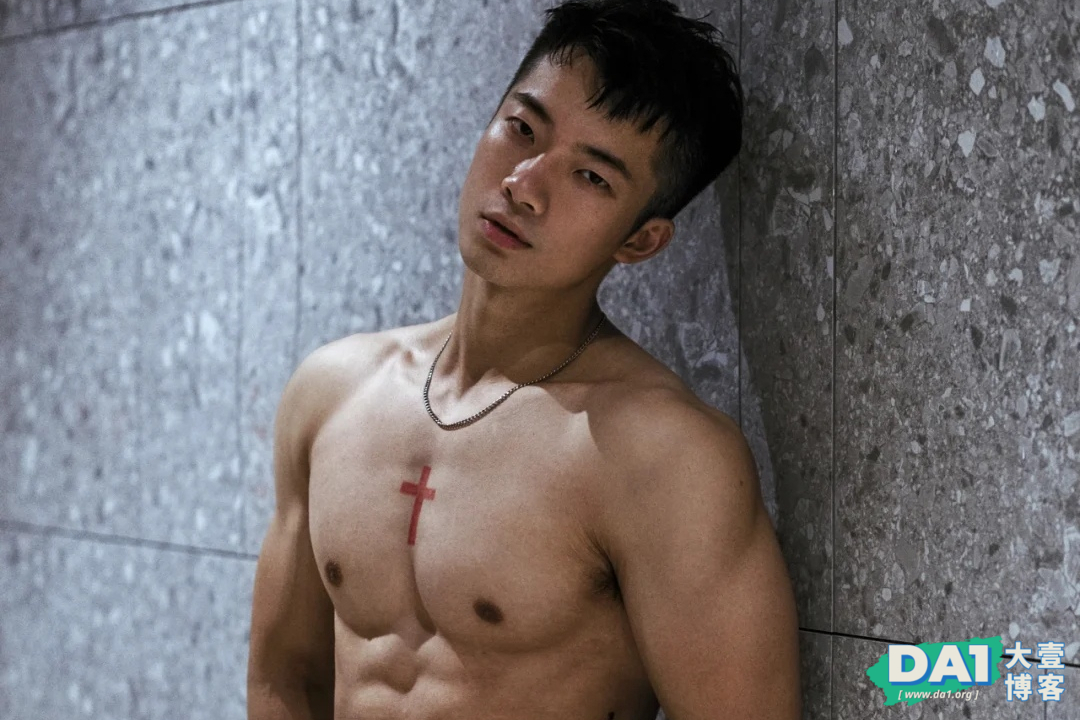 外表暖男形象的肌肉小哥哥，英俊痞帅的气质，这身材有点让人羡慕-大壹博客