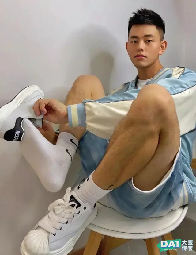 蓝朋友的棒球服这样穿搭,好看更有型,奶味小哥哥这也太清新了! 蓝朋友的棒球服这样穿搭,好看更有型,奶味小哥哥这也太清新了!