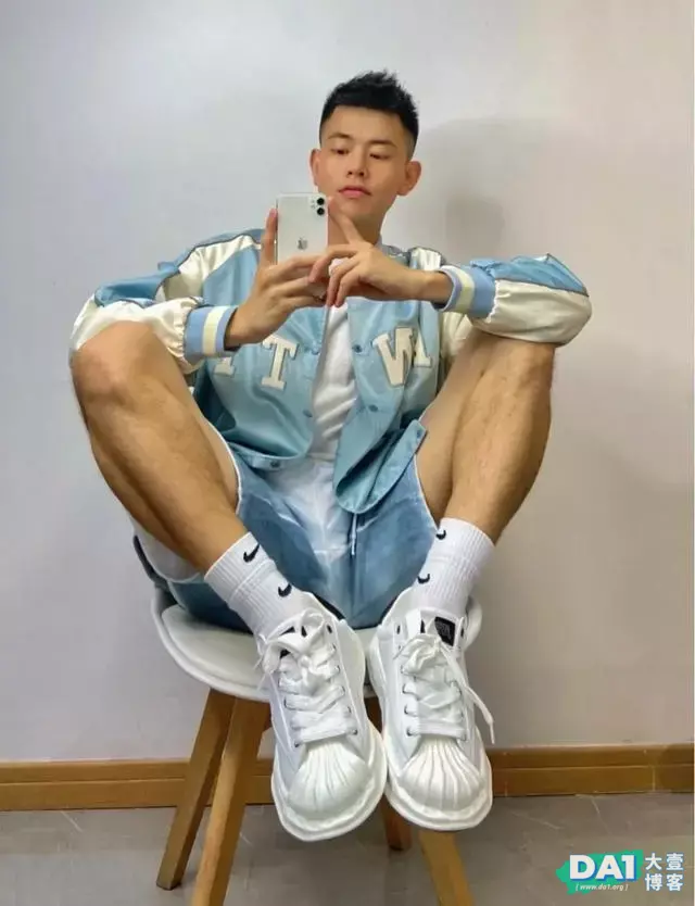 蓝朋友的棒球服这样穿搭,好看更有型,奶味小哥哥这也太清新了! 蓝朋友的棒球服这样穿搭,好看更有型,奶味小哥哥这也太清新了!