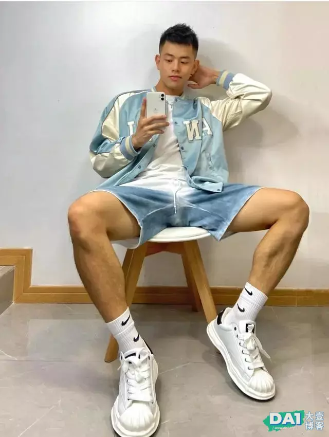 蓝朋友的棒球服这样穿搭,好看更有型,奶味小哥哥这也太清新了! 蓝朋友的棒球服这样穿搭,好看更有型,奶味小哥哥这也太清新了!