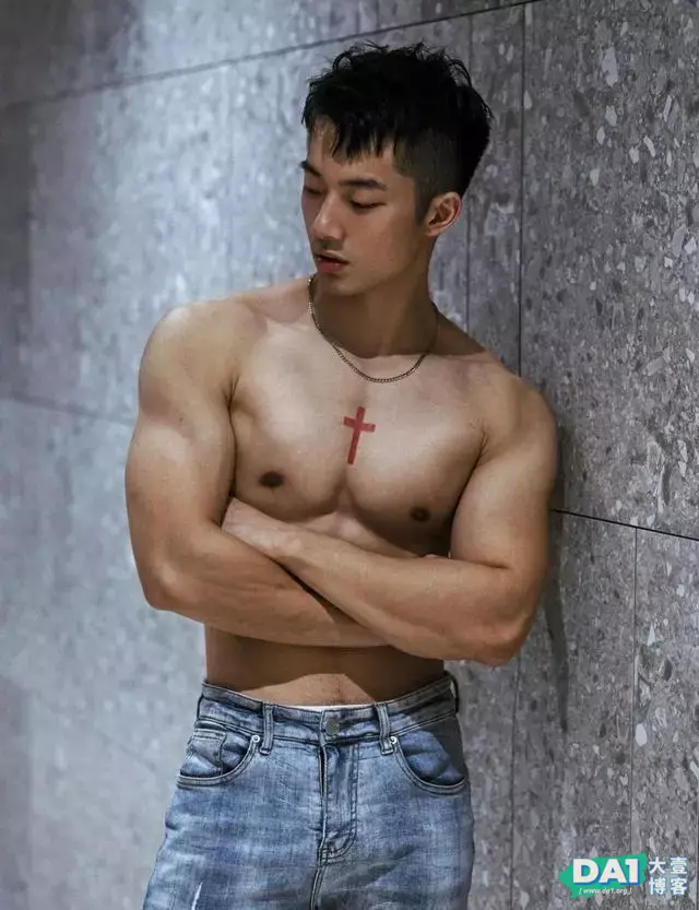 外表暖男形象的肌肉小哥哥,英俊痞帅的气质,这身材有点让人羡慕 外表暖男形象的肌肉小哥哥,英俊痞帅的气质,这身材有点让人羡慕