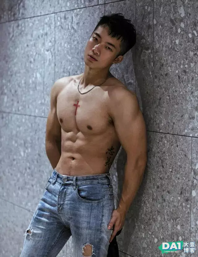 外表暖男形象的肌肉小哥哥,英俊痞帅的气质,这身材有点让人羡慕 外表暖男形象的肌肉小哥哥,英俊痞帅的气质,这身材有点让人羡慕
