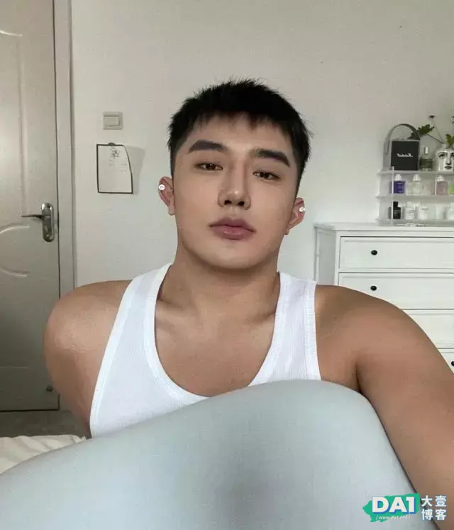 蓝朋友的棒球服这样穿搭,好看更有型,奶味小哥哥这也太清新了! 蓝朋友的棒球服这样穿搭,好看更有型,奶味小哥哥这也太清新了!