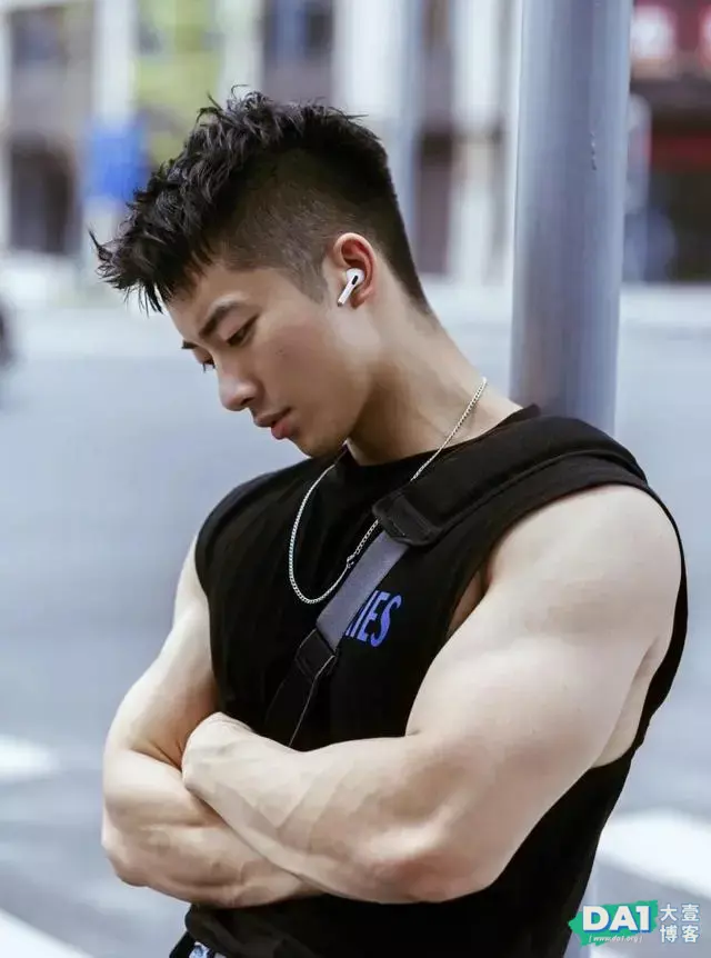 外表暖男形象的肌肉小哥哥,英俊痞帅的气质,这身材有点让人羡慕 外表暖男形象的肌肉小哥哥,英俊痞帅的气质,这身材有点让人羡慕