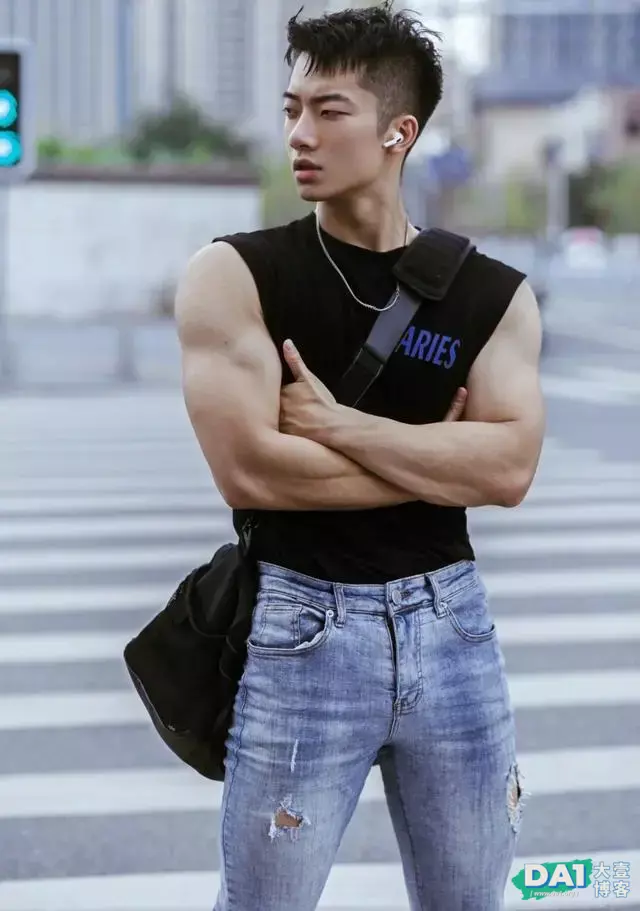 外表暖男形象的肌肉小哥哥,英俊痞帅的气质,这身材有点让人羡慕 外表暖男形象的肌肉小哥哥,英俊痞帅的气质,这身材有点让人羡慕