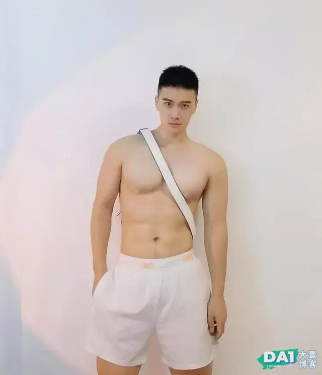 元气满满的清爽小奶狗,干净阳光,肌肤白到连女生都要羡慕的地步 元气满满的清爽小奶狗,干净阳光,肌肤白到连女生都要羡慕的地步