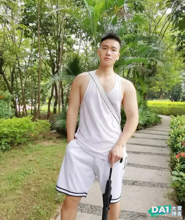 元气满满的清爽小奶狗,干净阳光,肌肤白到连女生都要羡慕的地步 元气满满的清爽小奶狗,干净阳光,肌肤白到连女生都要羡慕的地步