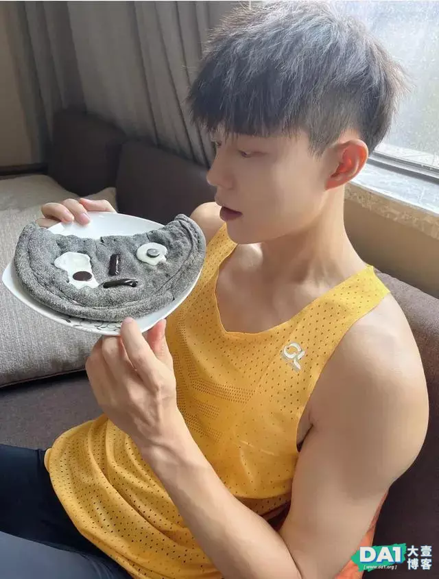 肌肤白净颜值高,健身达人小奶狗,每一张照片都展现非一般的实力 肌肤白净颜值高,健身达人小奶狗,每一张照片都展现非一般的实力