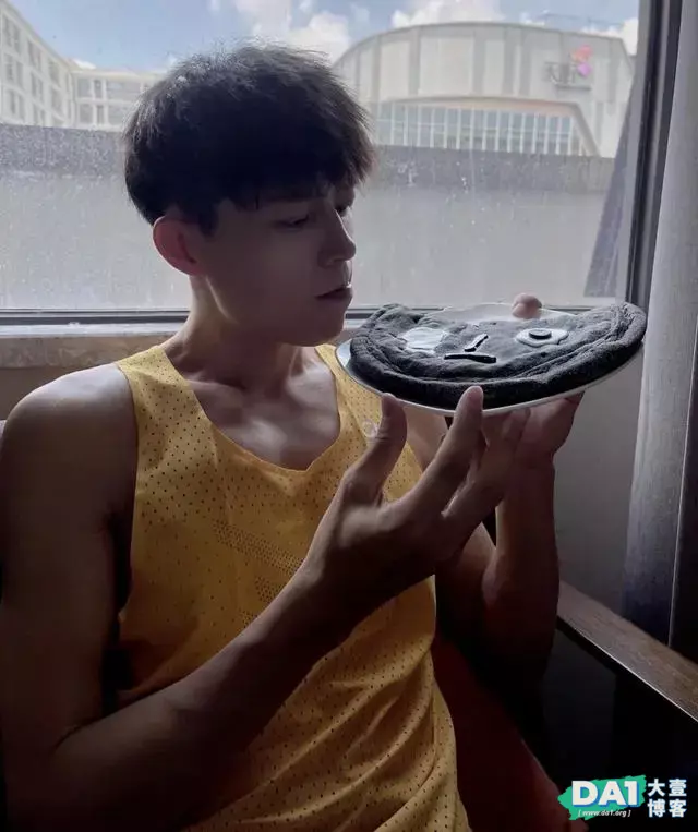 肌肤白净颜值高,健身达人小奶狗,每一张照片都展现非一般的实力 肌肤白净颜值高,健身达人小奶狗,每一张照片都展现非一般的实力