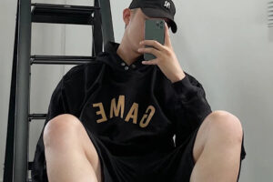 体型健壮、爱自拍的神秘挡脸哥,黑色系穿搭更显外形成熟有魅力!-大壹博客
