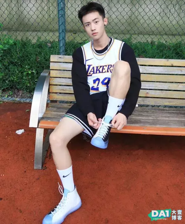 一身运动范的文艺小哥哥,瘦瘦高高的身材就是操场上的一道风景线 一身运动范的文艺小哥哥,瘦瘦高高的身材就是操场上的一道风景线