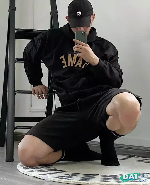 体型健壮、爱自拍的神秘挡脸哥,黑色系穿搭更显外形成熟有魅力! 体型健壮、爱自拍的神秘挡脸哥,黑色系穿搭更显外形成熟有魅力!