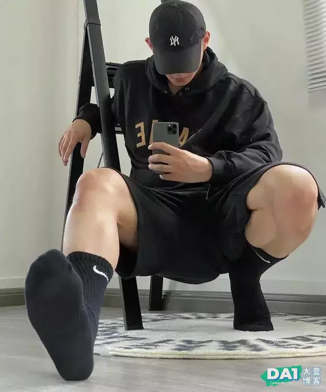 体型健壮、爱自拍的神秘挡脸哥,黑色系穿搭更显外形成熟有魅力! 体型健壮、爱自拍的神秘挡脸哥,黑色系穿搭更显外形成熟有魅力!