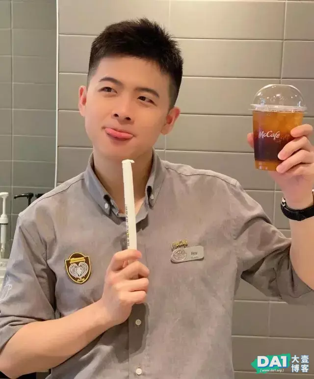 奶味十足来自湖北的95后阳光小哥哥,一张俊俏的脸,笑起来甜甜的 奶味十足来自湖北的95后阳光小哥哥,一张俊俏的脸,笑起来甜甜的