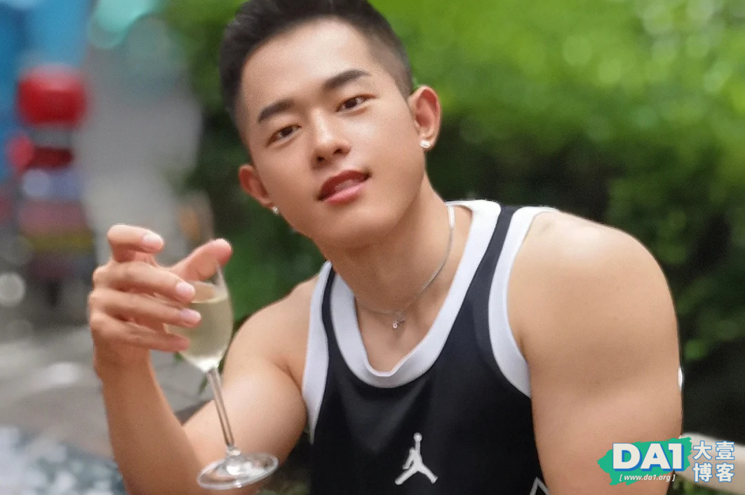 清爽可人的健身型男，童颜帅脸，伸舌头的小可爱，太招人喜欢了！-大壹博客