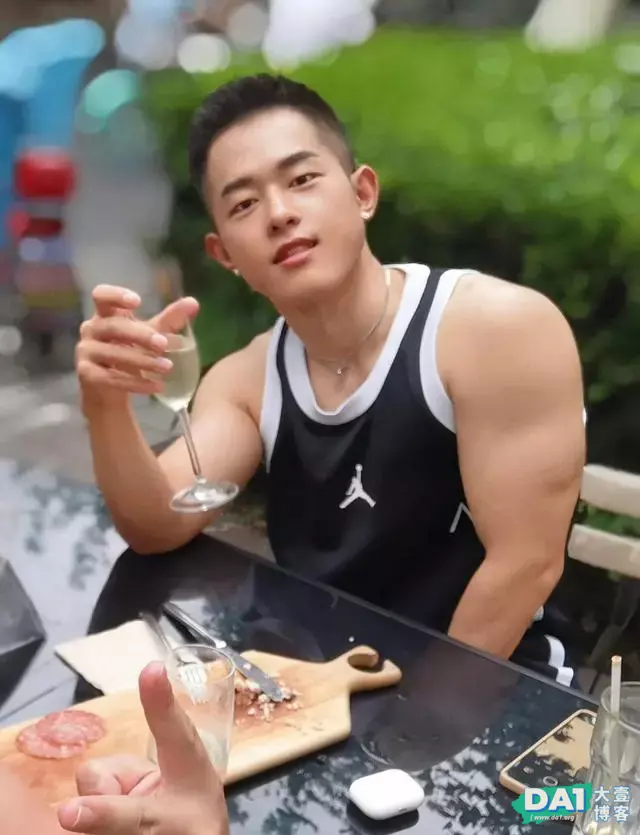 清爽可人的健身型男,童颜帅脸,伸舌头的小可爱,太招人喜欢了! 清爽可人的健身型男,童颜帅脸,伸舌头的小可爱,太招人喜欢了!
