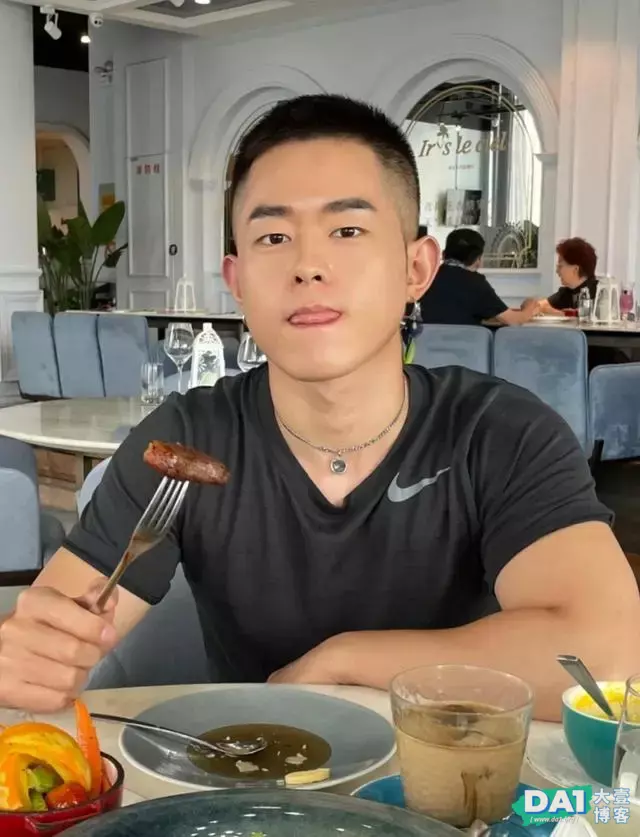 清爽可人的健身型男,童颜帅脸,伸舌头的小可爱,太招人喜欢了! 清爽可人的健身型男,童颜帅脸,伸舌头的小可爱,太招人喜欢了!