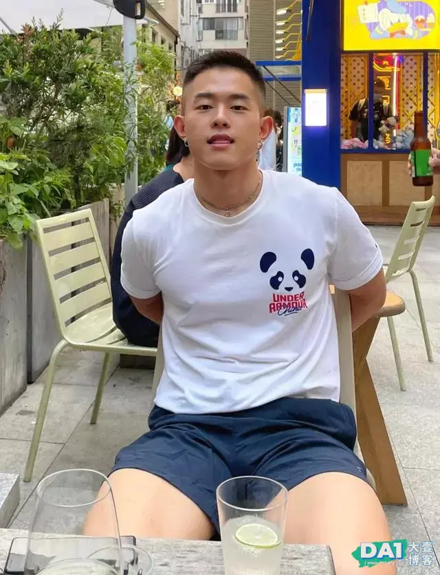 清爽可人的健身型男,童颜帅脸,伸舌头的小可爱,太招人喜欢了! 清爽可人的健身型男,童颜帅脸,伸舌头的小可爱,太招人喜欢了!