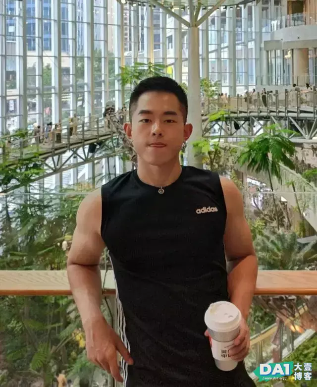 清爽可人的健身型男,童颜帅脸,伸舌头的小可爱,太招人喜欢了! 清爽可人的健身型男,童颜帅脸,伸舌头的小可爱,太招人喜欢了!
