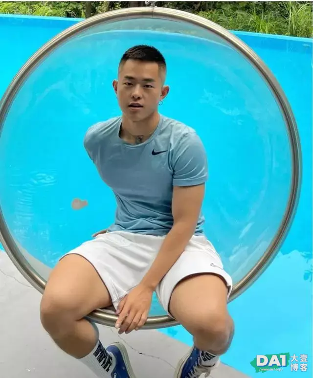 清爽可人的健身型男,童颜帅脸,伸舌头的小可爱,太招人喜欢了! 清爽可人的健身型男,童颜帅脸,伸舌头的小可爱,太招人喜欢了!