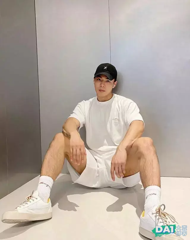 短发高鼻梁帅气的95后小狼狗,青春、阳光,这身腱子肉我又可了! 短发高鼻梁帅气的95后小狼狗,青春、阳光,这身腱子肉我又可了!