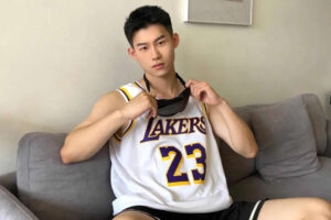 当短发球服小哥哥有了新的玩具，原来00后的体育生也这么会玩呀！-大壹博客