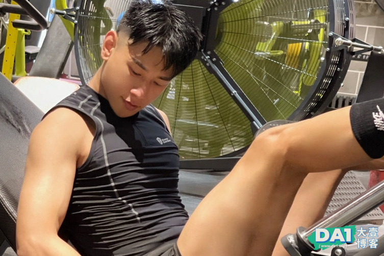 颜值高，身材棒的阳光痞帅小奶狗，健身房自拍，好身材让人羡慕！-大壹博客