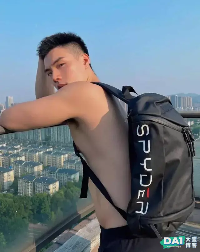 奶味十足的黑白系寸发阳刚小奶狗,颜值一般身材不错,是你的菜吗 奶味十足的黑白系寸发阳刚小奶狗,颜值一般身材不错,是你的菜吗