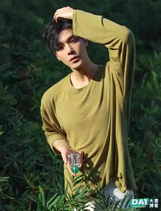 清晨阳光下的干净男生,英俊硬朗的五官,让整个画面更加魅力十足 清晨阳光下的干净男生,英俊硬朗的五官,让整个画面更加魅力十足