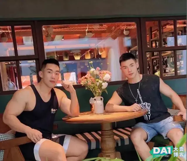 奶味十足的黑白系寸发阳刚小奶狗,颜值一般身材不错,是你的菜吗 奶味十足的黑白系寸发阳刚小奶狗,颜值一般身材不错,是你的菜吗