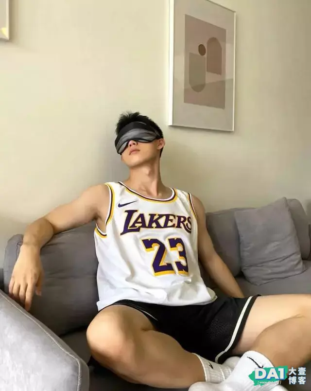 当短发球服小哥哥有了新的玩具,原来00后的体育生也这么会玩呀! 当短发球服小哥哥有了新的玩具,原来00后的体育生也这么会玩呀!