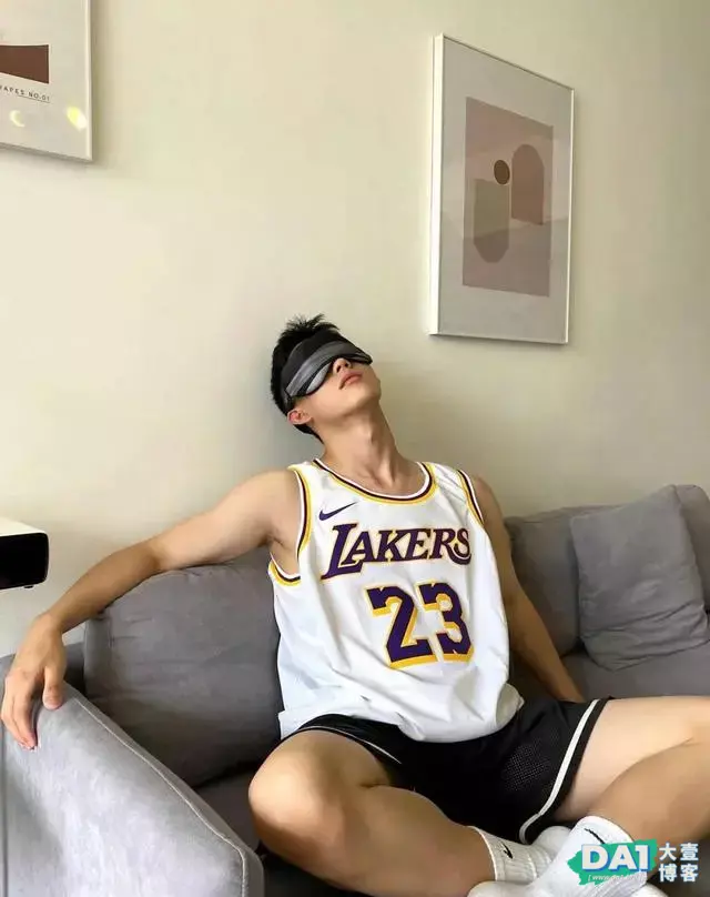 当短发球服小哥哥有了新的玩具,原来00后的体育生也这么会玩呀! 当短发球服小哥哥有了新的玩具,原来00后的体育生也这么会玩呀!