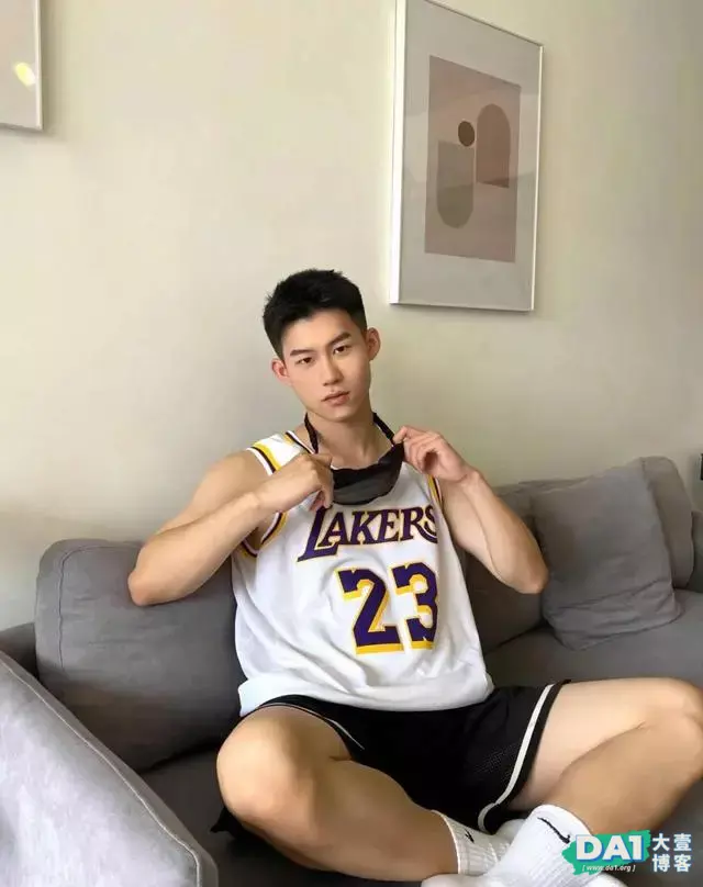 当短发球服小哥哥有了新的玩具,原来00后的体育生也这么会玩呀! 当短发球服小哥哥有了新的玩具,原来00后的体育生也这么会玩呀!