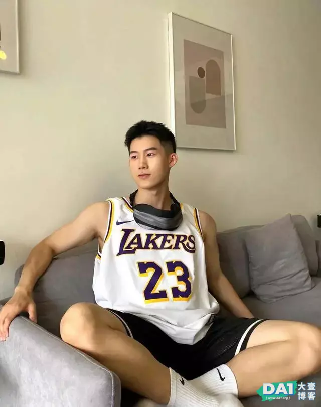 当短发球服小哥哥有了新的玩具,原来00后的体育生也这么会玩呀! 当短发球服小哥哥有了新的玩具,原来00后的体育生也这么会玩呀!