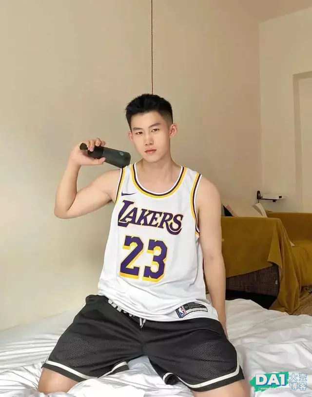 当短发球服小哥哥有了新的玩具,原来00后的体育生也这么会玩呀! 当短发球服小哥哥有了新的玩具,原来00后的体育生也这么会玩呀!