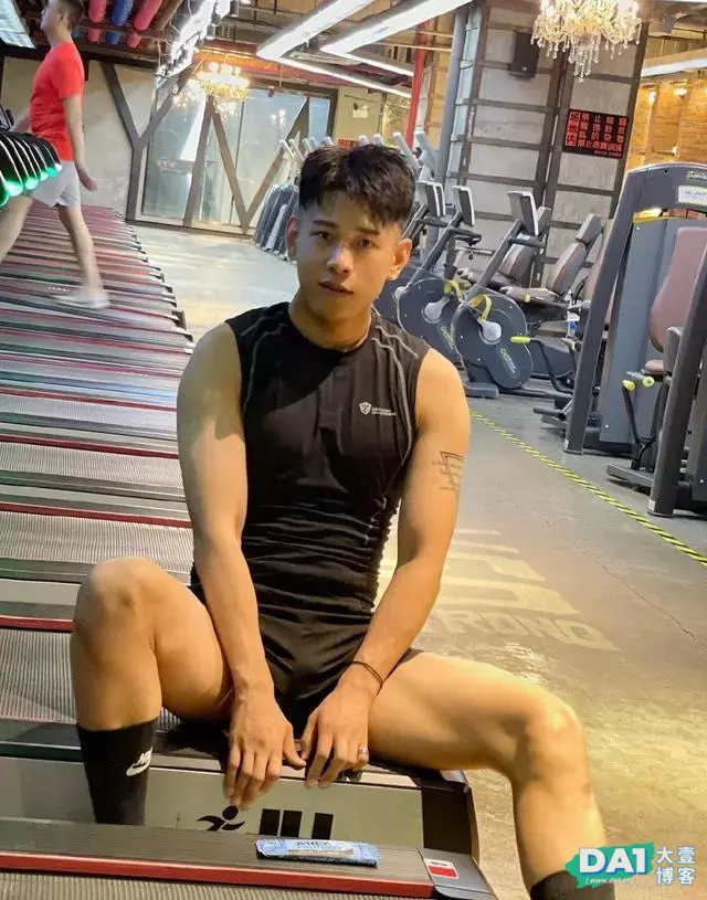 颜值高,身材棒的阳光痞帅小奶狗,健身房自拍,好身材让人羡慕! 颜值高,身材棒的阳光痞帅小奶狗,健身房自拍,好身材让人羡慕!