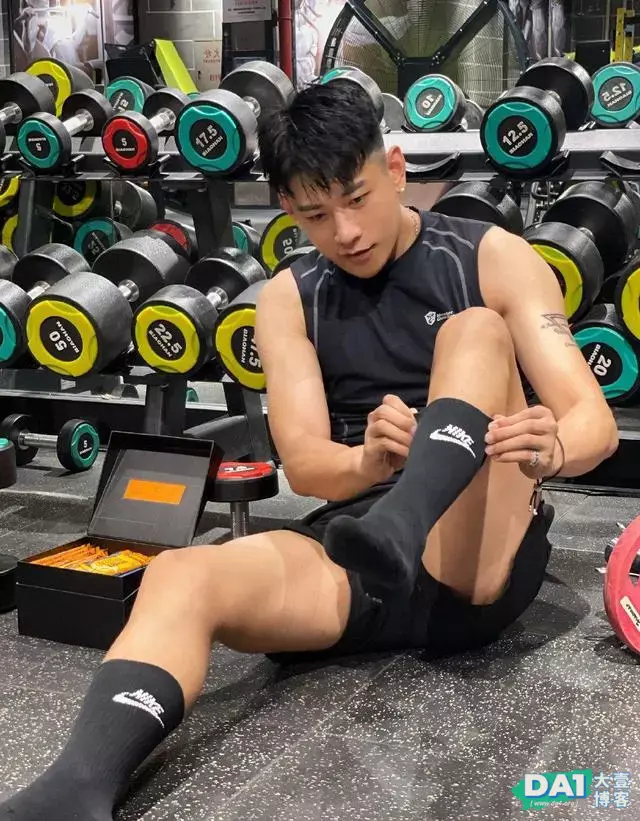 颜值高,身材棒的阳光痞帅小奶狗,健身房自拍,好身材让人羡慕! 颜值高,身材棒的阳光痞帅小奶狗,健身房自拍,好身材让人羡慕!