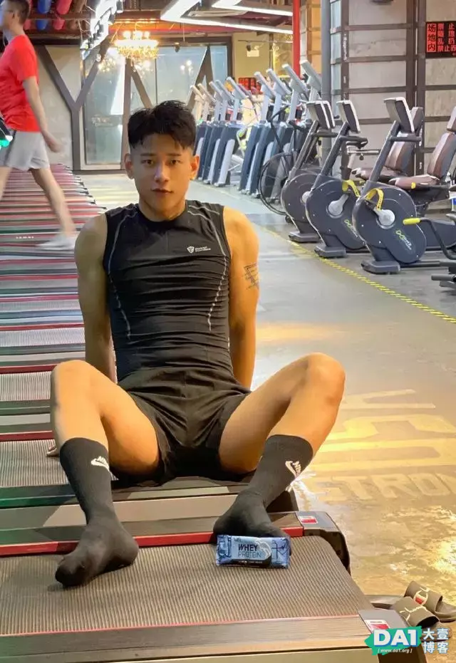 颜值高,身材棒的阳光痞帅小奶狗,健身房自拍,好身材让人羡慕! 颜值高,身材棒的阳光痞帅小奶狗,健身房自拍,好身材让人羡慕!