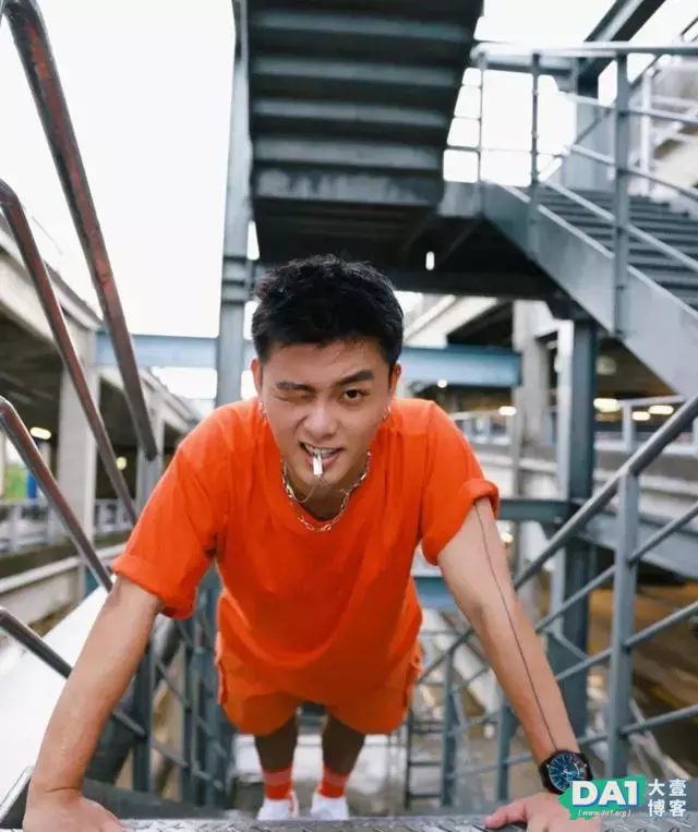 青春有朝气、运动范十足的00后小奶狗,爱自拍的男生浑身都是活力 青春有朝气、运动范十足的00后小奶狗,爱自拍的男生浑身都是活力