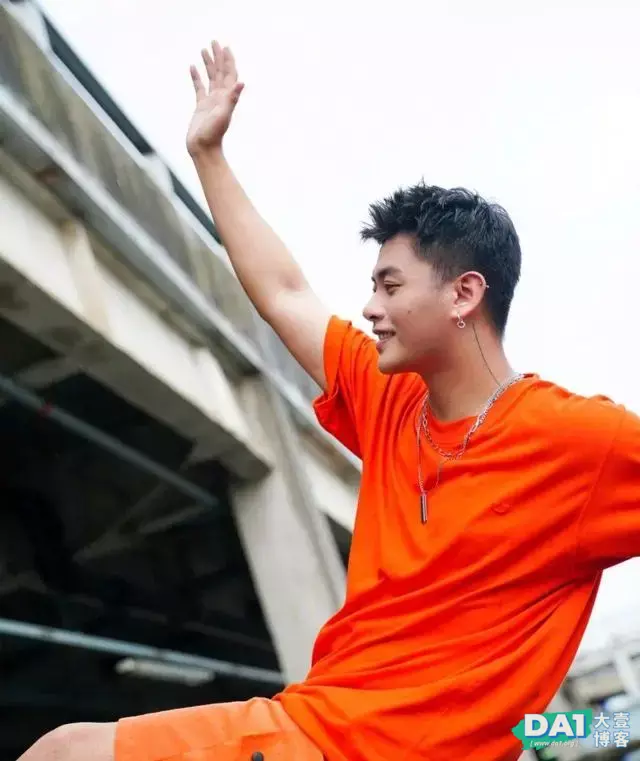 青春有朝气、运动范十足的00后小奶狗,爱自拍的男生浑身都是活力 青春有朝气、运动范十足的00后小奶狗,爱自拍的男生浑身都是活力